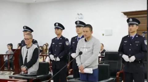 应该判死刑！10月31日，作恶多端的恶魔医生刘翔峰终于迎来了审判，获刑17年！而