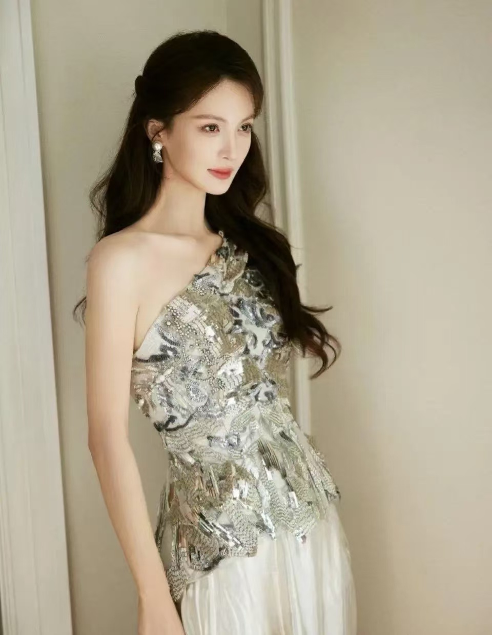 金晨真的是那种不开口就惊艳众人的大美女。她往那一站，就像一道亮丽的风景线。那颜值