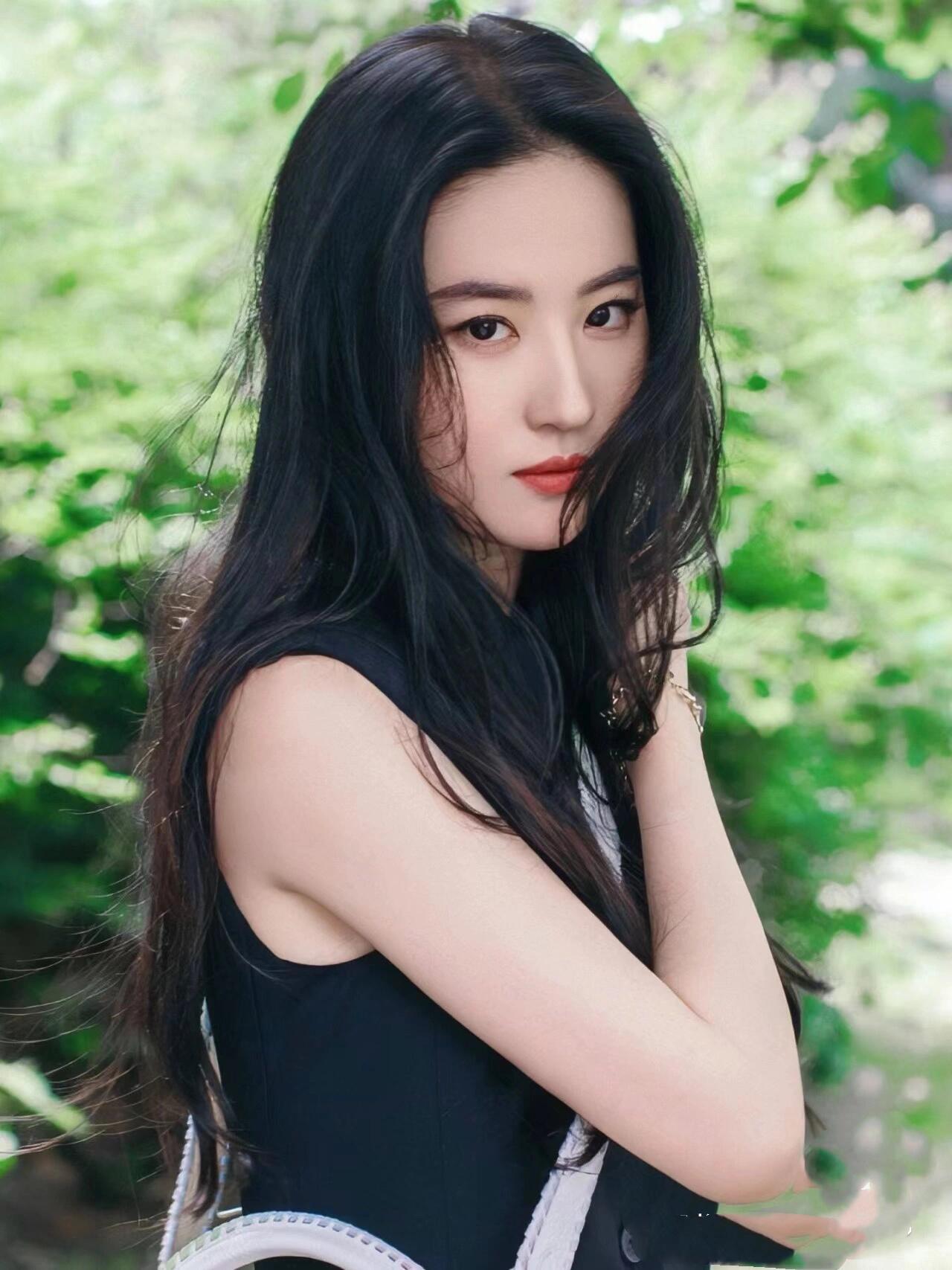 刘亦菲，到底是清纯还是妩媚