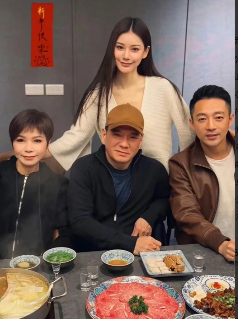 看到马筱梅晒的新年合家照，我相信她真的没瞎整！之前我看马筱梅的长相就觉得，怎么会