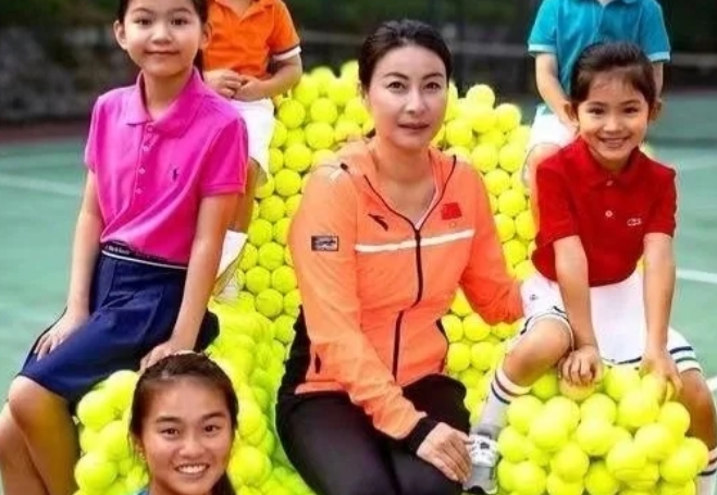 郭晶晶用实际行动证明 家庭事业可以 兼顾
郭晶晶，这位曾经的跳水女王，如今已经成