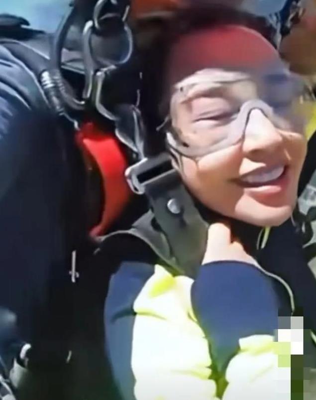 《一路繁花》热度不减，74岁刘晓庆高空跳伞惊呆众人！不得不说，这位“不老女神”真