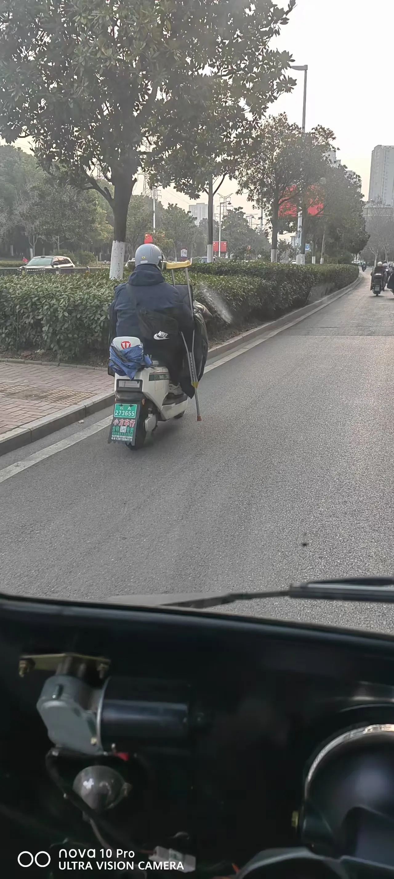 这位大哥是真的不容易
但是生活中
谁都在努力
谁都会遇到困境
拼搏努力吧80-9