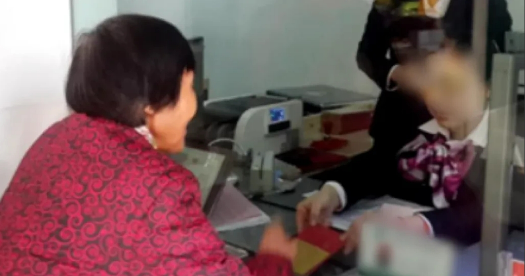 北京，一六旬大妈到银行存2万元的定期，为了获得更高利息，就将存折里的一万又取了出