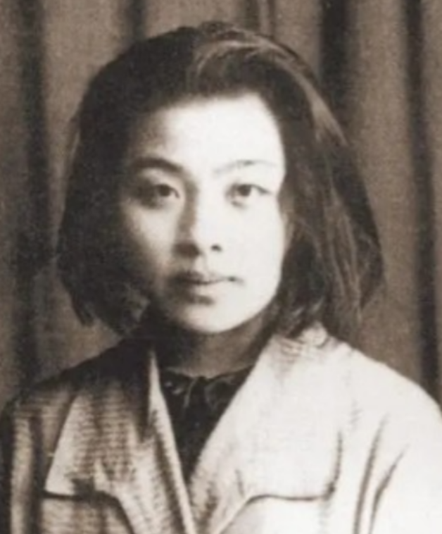 1928年，才女丁玲同时爱上了两个男人，并提出了三人同居，不可思议的是，她的想法