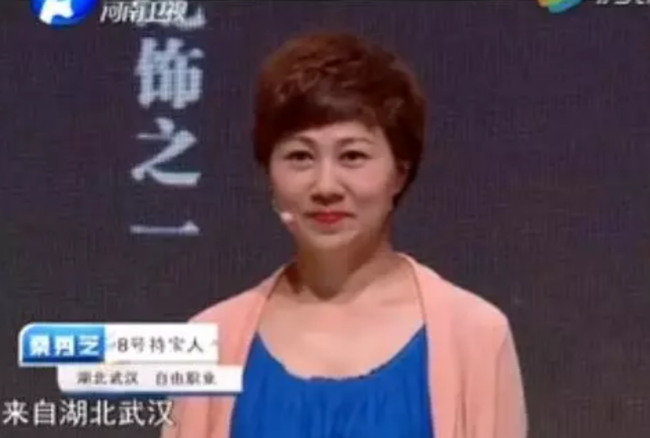 2012年，武汉一女子戴着老公花7400万购买的翡翠项链上节目鉴宝，专家接过翡翠