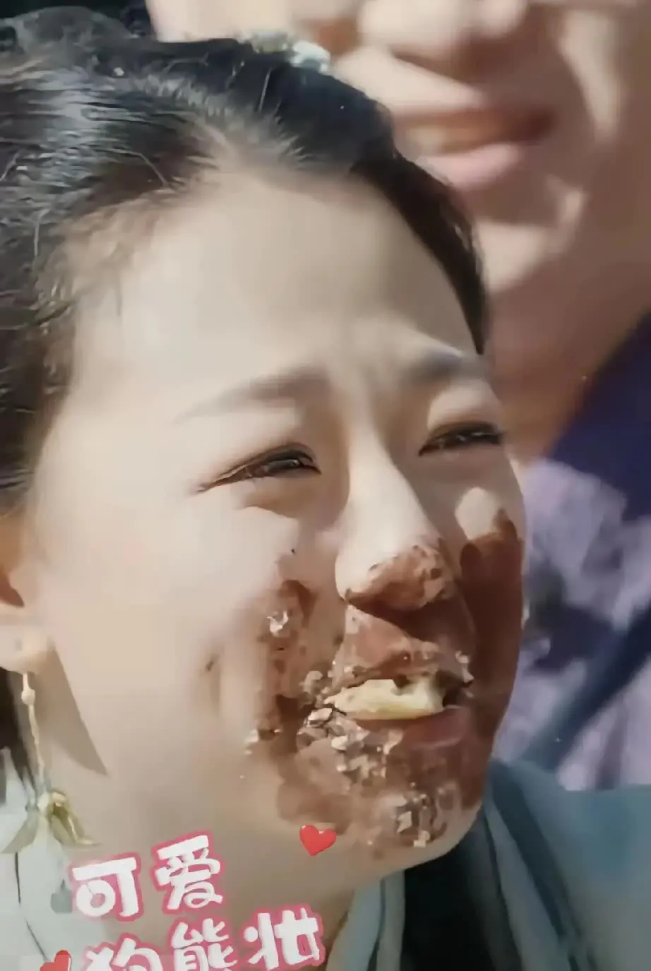 太疯狂了!岳云鹏把赵芸一压在身下!