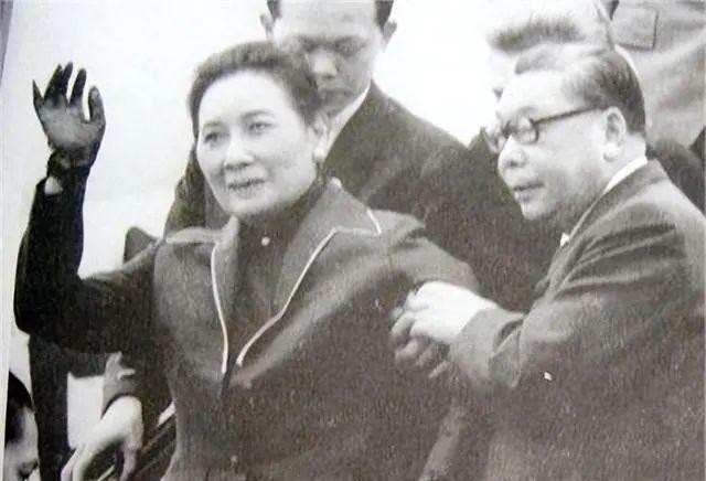 宋美龄去世后，裹着羊毛毯就被火速下葬，贴身厨师没过多久也蹊跷自尽！这背后，到底藏
