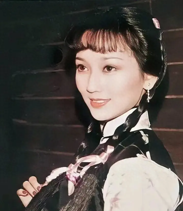 70岁赵雅芝竟让人觉得可怜！网友： 请重新定义所谓的“可怜”
1953年出生的赵