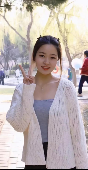 表面看似乖乖女，背地里却是个小妖精呢哈哈哈哈哈