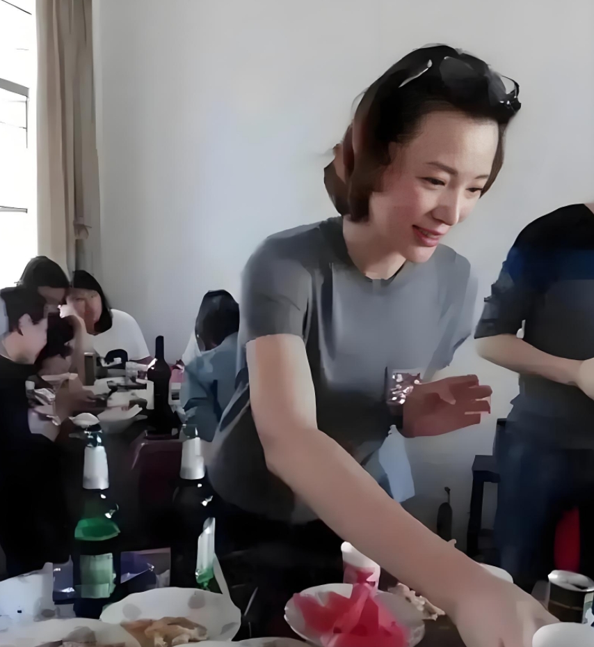 再有名的人，也有农村的亲戚，无论是谁，往上数三代，都是农村人。当年董卿回村的样子