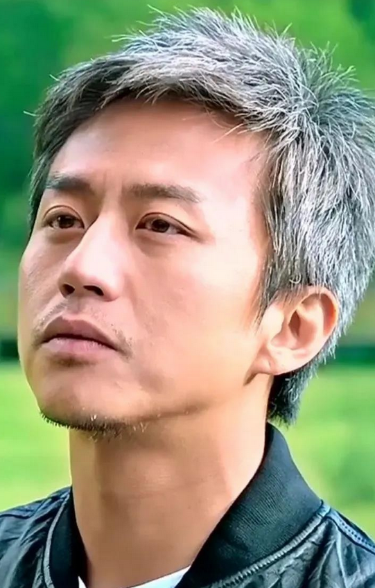 邓超为什么在影圈全面掉队？说起来，这哥们儿也算是娱乐圈的“老戏骨”了，怎么就突然