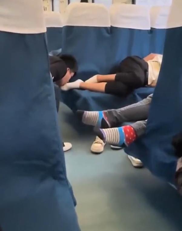 女孩子坐火车时一定不能睡觉，是有原因的！