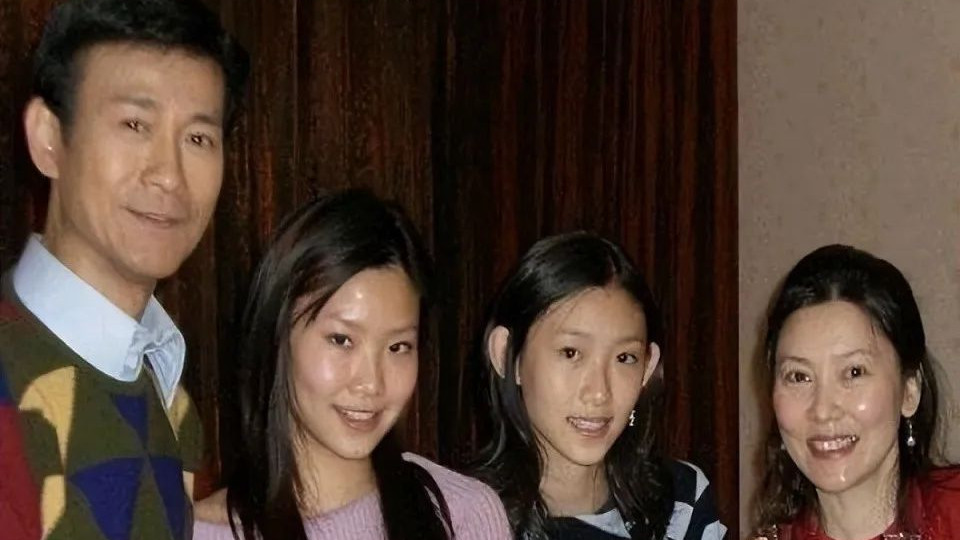 郑少秋三婚娶的老婆，原来是熟悉的她！59岁时尚靓丽不显老，看着比明星老公还有气质