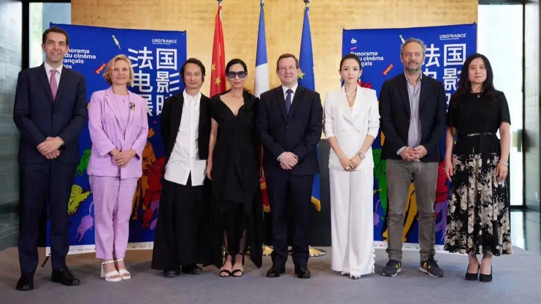 多位法国影人出席法国电影展映开幕式，章子怡获赠二十周年纪念礼物