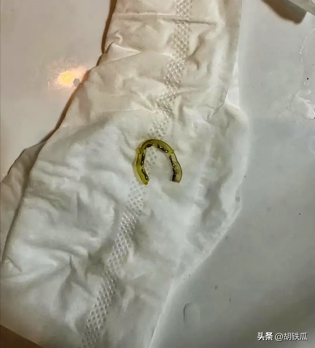 今天早上在女同事车上捡到的，
问她这是什么？
也不告诉我，
交往了半年，
这样的