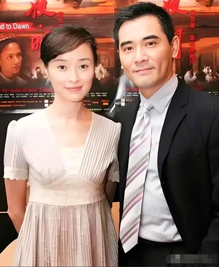 通常人们都说女人老得快，然而，当看到吴越和赵文瑄十五年前后的合影对比时，就会发现