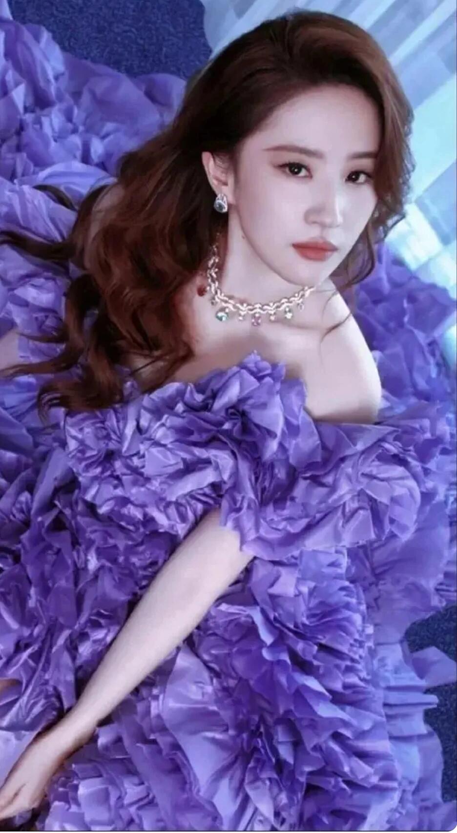 刘亦菲穿水蓝色长裙，美出天际