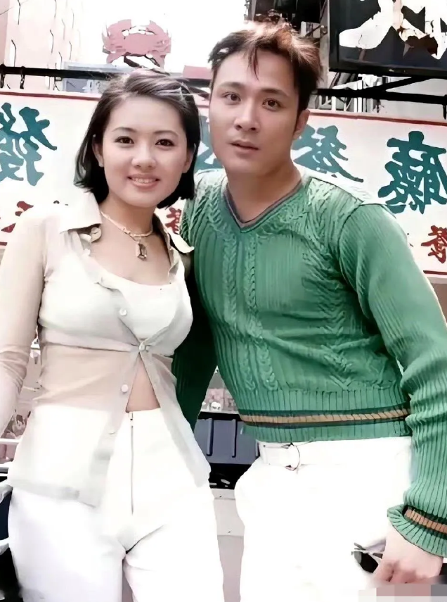 吴镇宇、李丽珍罕见合影，穿着好时尚！