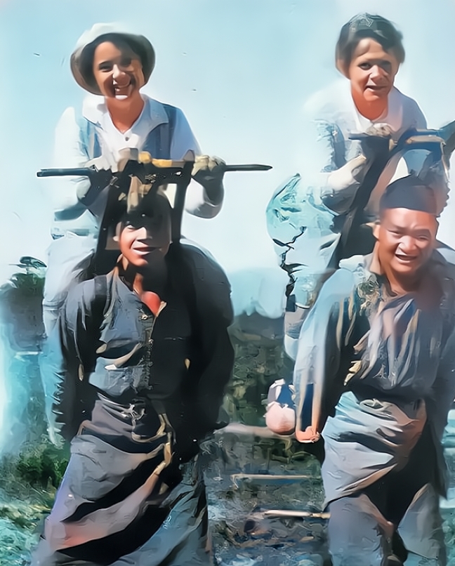1905年，北京郊外，两个背夫正背着两个洋太太出门的场景。镜头下的洋太太身穿古典