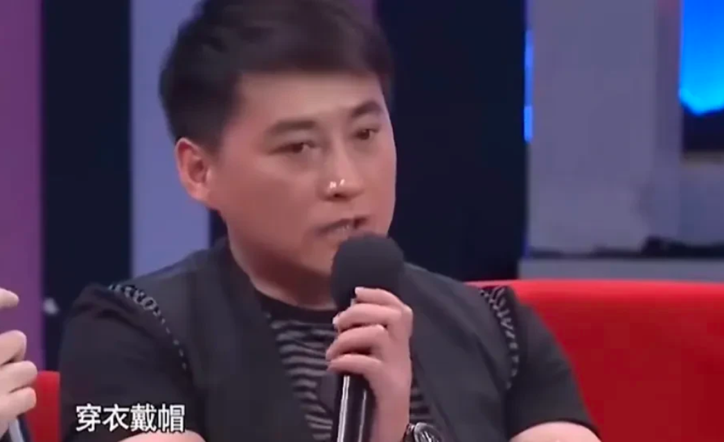 演员刘小锋说：“于和伟很多事都很讲究，比如穿衣戴帽，有的时候，来不及梳头了，就戴