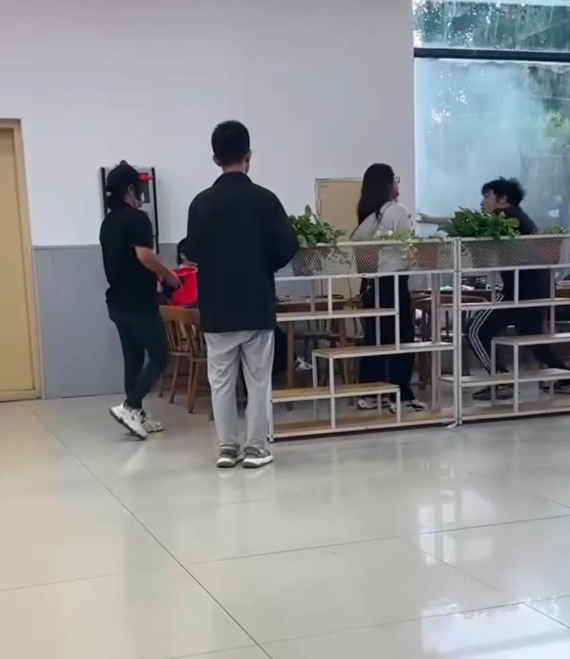 知情网友爆料，两人是因为占座引发矛盾，女生用一张纸占座，但男生并不买账，把她的东