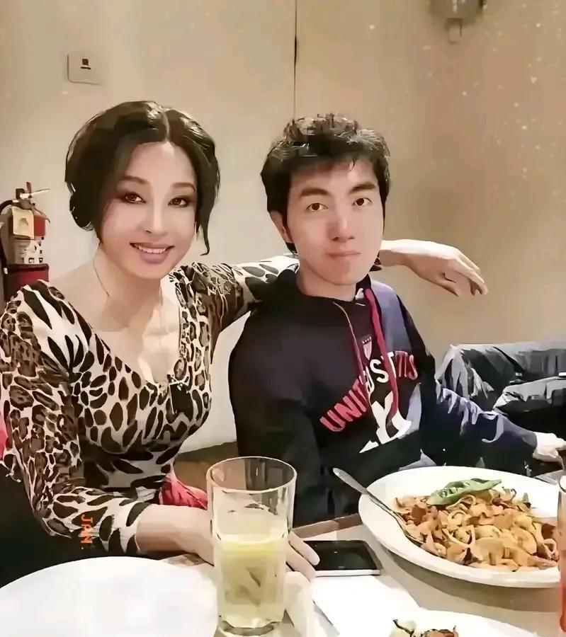 73岁的刘晓庆，被拍到和小鲜肉一块儿吃晚餐！
瞧瞧，这岁数在她这儿根本就不是个事