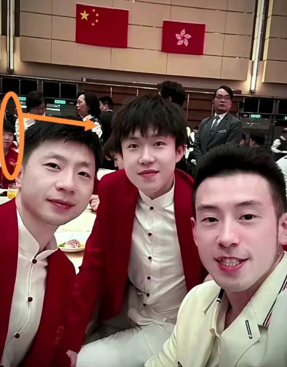 这就是传说中的“含莎射影”吗？昨晚的欢迎晚宴上，大头龙哥和港队一哥黄镇廷合影留念