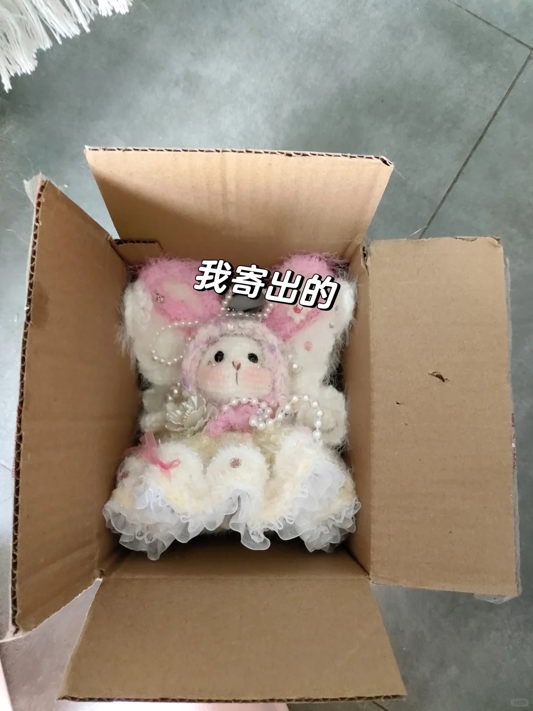 互换遇到了个骗子
前两张图是我互换出去的
小姐姐说给我做两个项链和糖糖兔的配件
