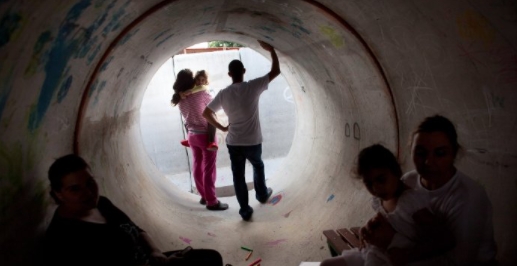 以色列的简易防空洞，这种圆拱形建筑虽然看着小，但是里头空间不小，而且特别抗炸，而