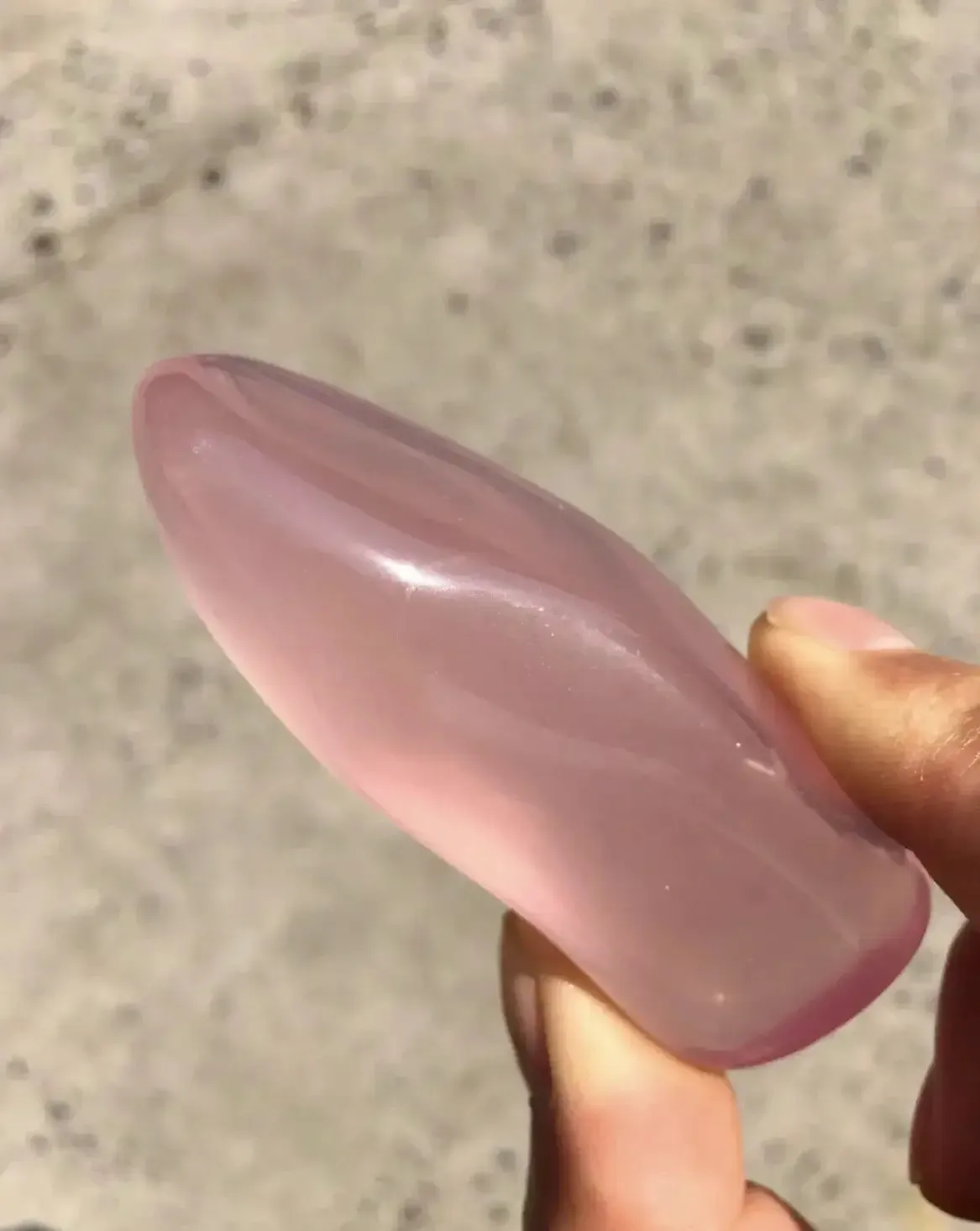 我闺女今年正上高三了，还有不到一个月的时间就要高考了，结果我却在她房间里边发现了