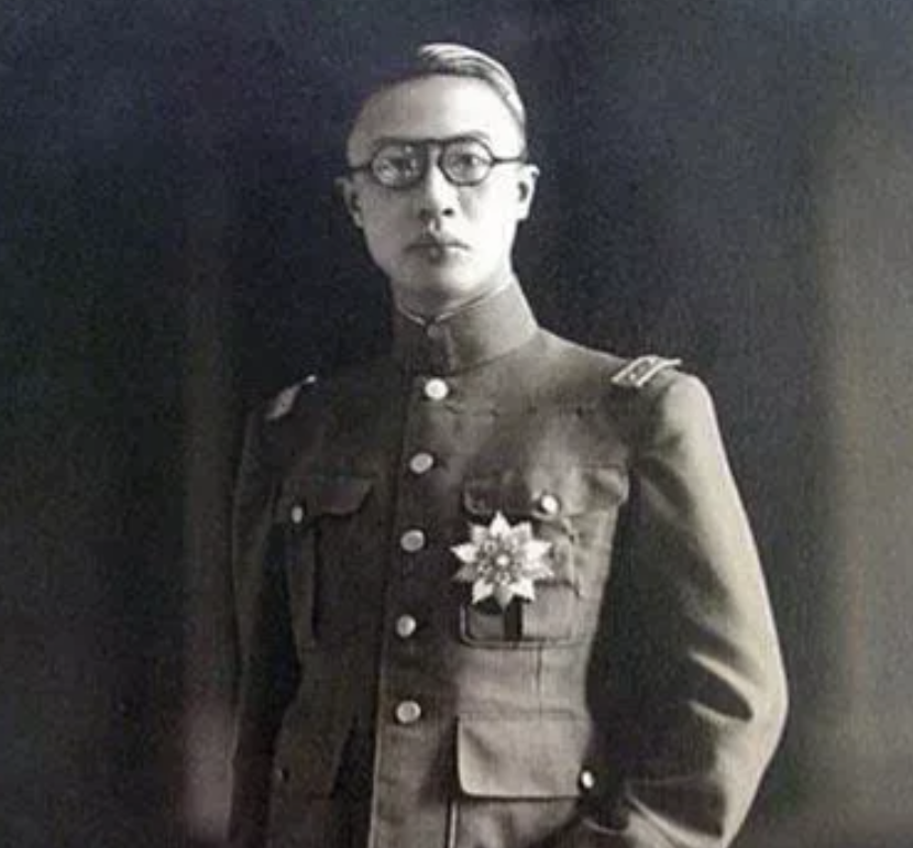 1915年，小皇帝溥仪与他的乳母王焦氏共享静谧时刻，却被总管太监张谦和唐突打扰。