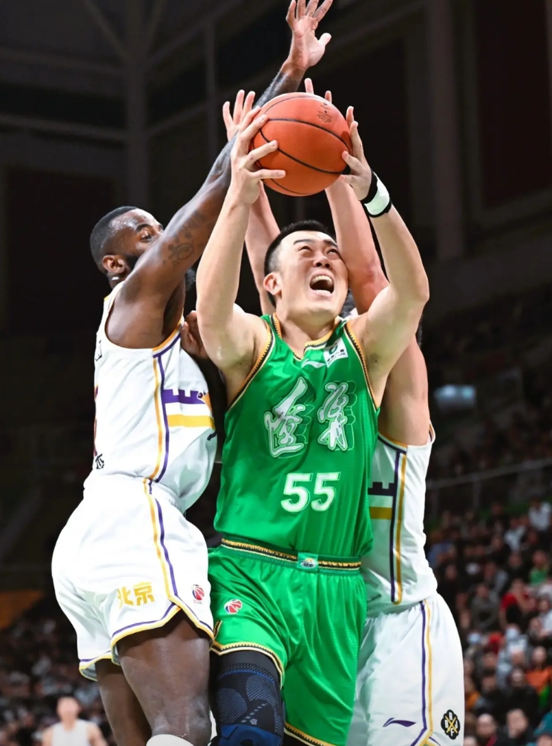 辽篮老黄牛韩德君

      辽篮老将韩德君，今年37岁了，仍然在场上拼杀，身