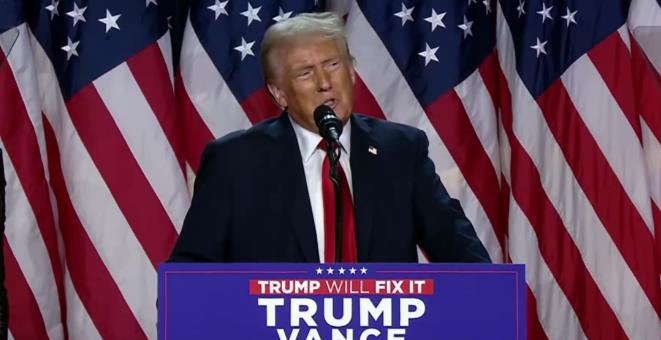 特朗普现在已经开始发表胜选感言了，再次喊起了“让美国再次伟大”的口号，虽然民主党