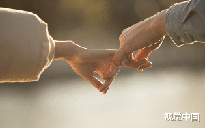 儿时竹马相别多年，没想到多年后再见却是我在众目睽睽之下被学妹表白，喂等等，我真的是个钢铁直女啊！