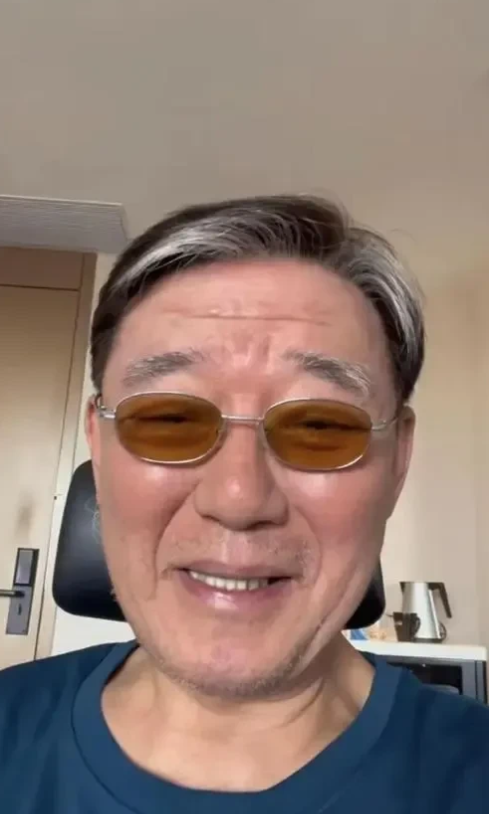 演员李立群说：这段时间我在抖音上直播，大家看到我总是一个人，偶尔看到我女儿，有人