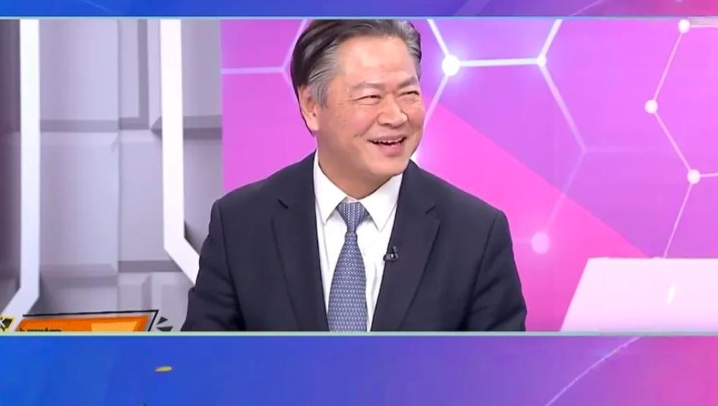 对于六代机试飞，台湾评论员的看法。

1、赖岳谦从机体颜色和试飞地点等，结合他认