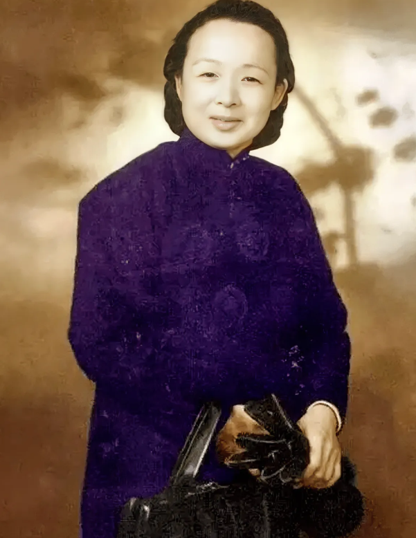 1949年，陈毅在得知抗日英雄谢晋元的遗孀，只身一人带着4个孩子流落街头后，亲自