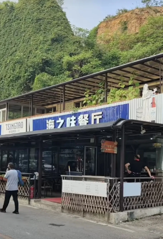 大连不让停车的餐厅，现在已经无人问津！
网上这事儿一闹，餐厅里头连个忙活的人都看