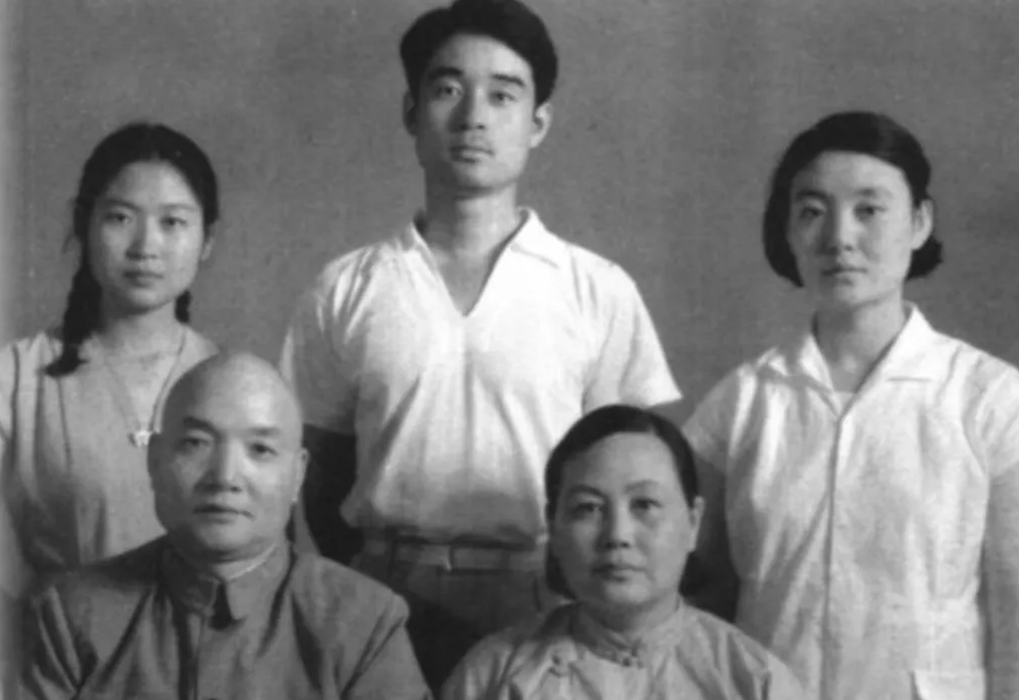 这张照片是1959年李敏新婚时与婆家的合影。后排利落短发的小姑孔淑静笑得灿烂，前