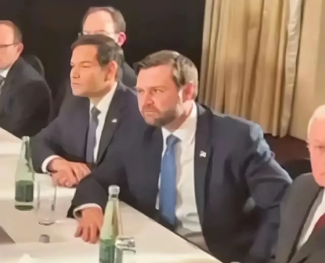 当小弟的要挨最毒的打，背最黑的锅！万斯黑脸照全网疯传！
强国拍桌子叫谈判，弱国陪