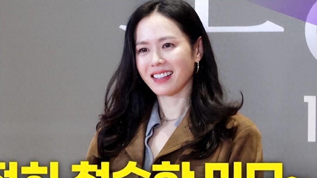 孙艺珍亮相VIP试映会，休闲装配色很秋冬，温婉可人好甜美