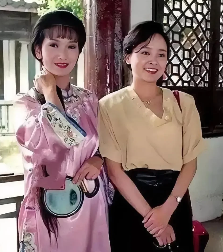 张瑜居然还探班过赵雅芝！

这张照片拍摄于九十年代初期，拍这张照片时赵雅芝37岁