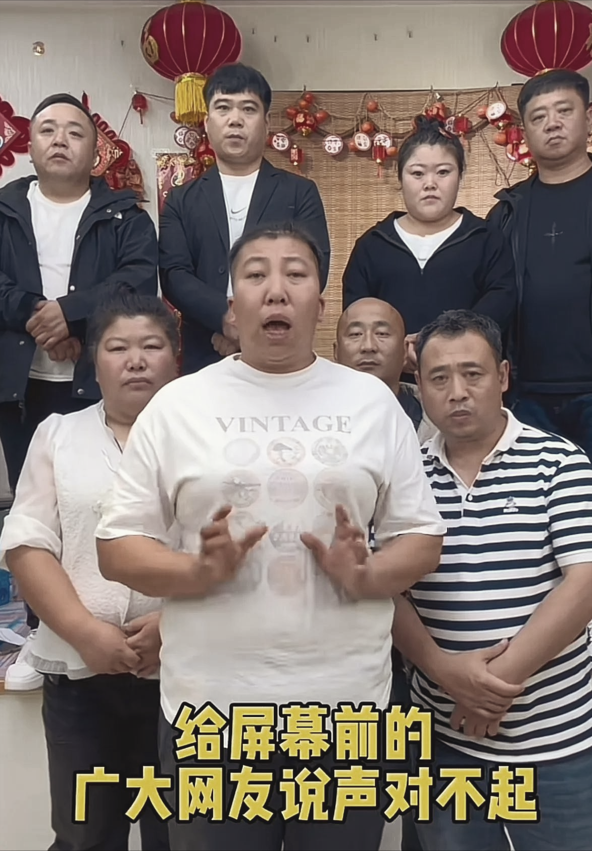 东北雨姐这次真是塌房了！看看这张“全家福”，十个胆子都不够看，简直吓到说不出话来
