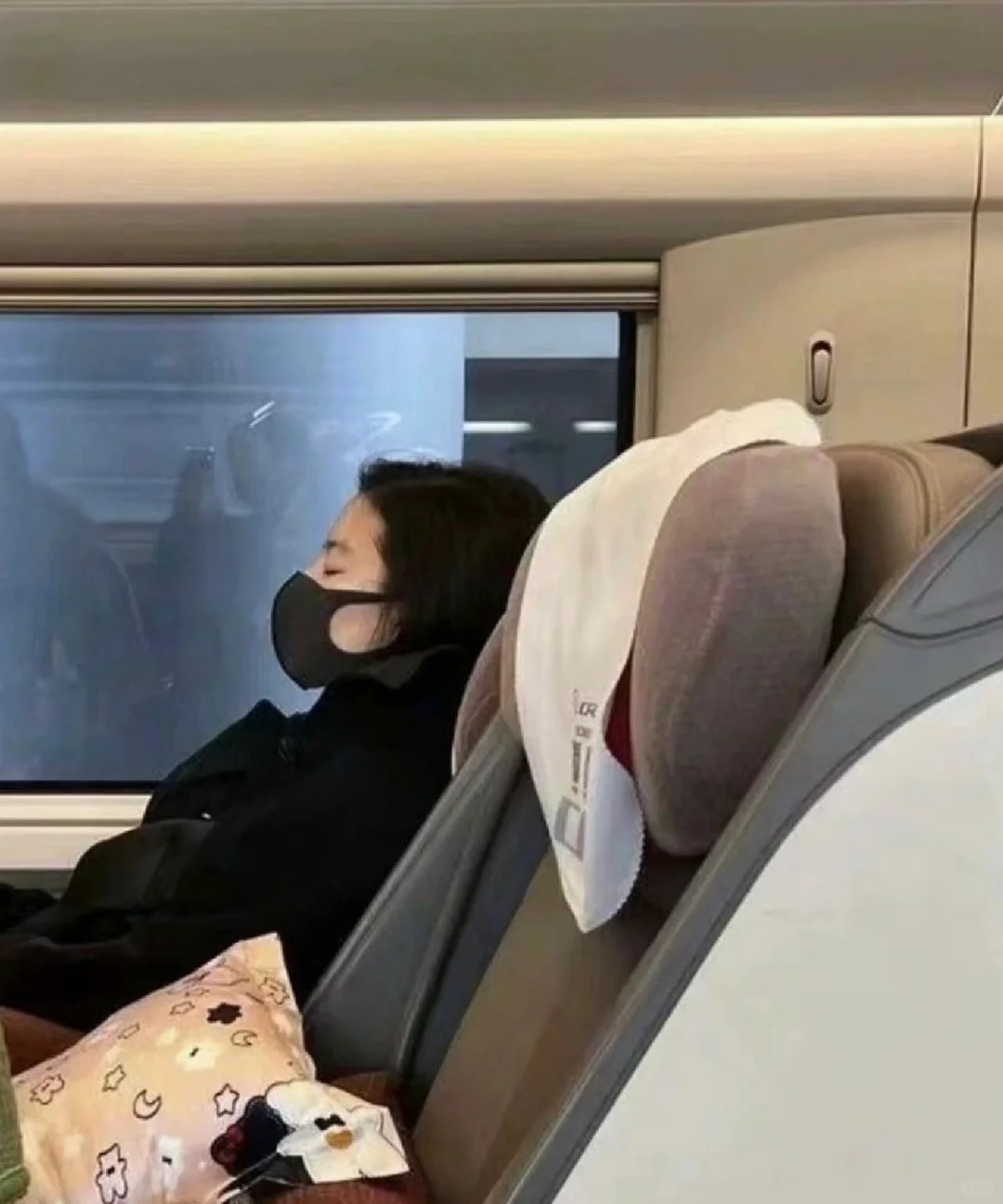 她要完我微信……
高铁上碰到一位小姐姐，要完我微信。就睡觉了
她什么意思？#cr