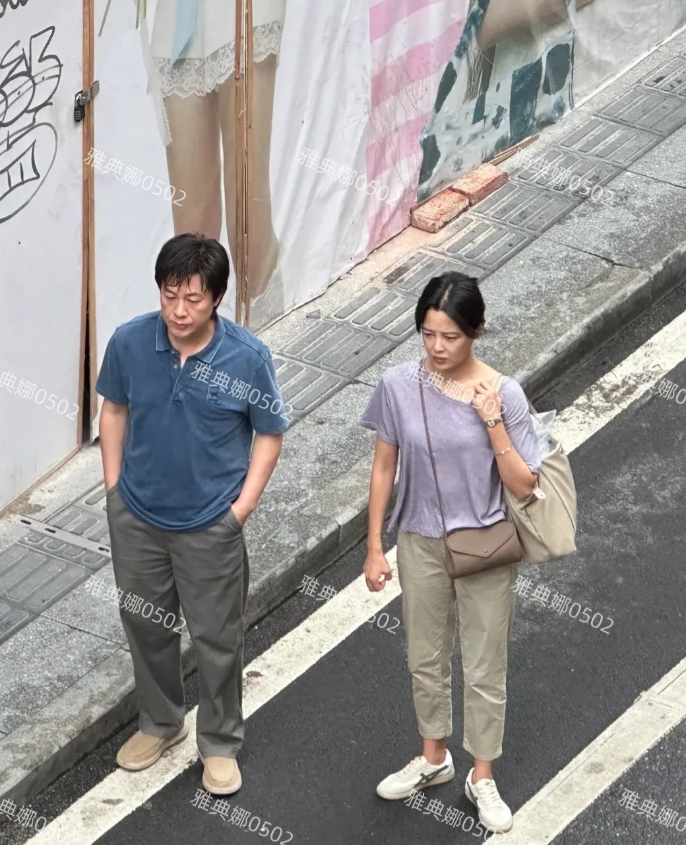 广州东山口偶遇张颂文辛芷蕾拍戏，辛芷蕾本人很幻灭又黑又老，看起来像四五十岁的大妈