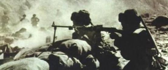 1962年，面对印度的无理挑衅，主席的愤怒之情溢于言表。他猛然一拍桌子，坚定地宣