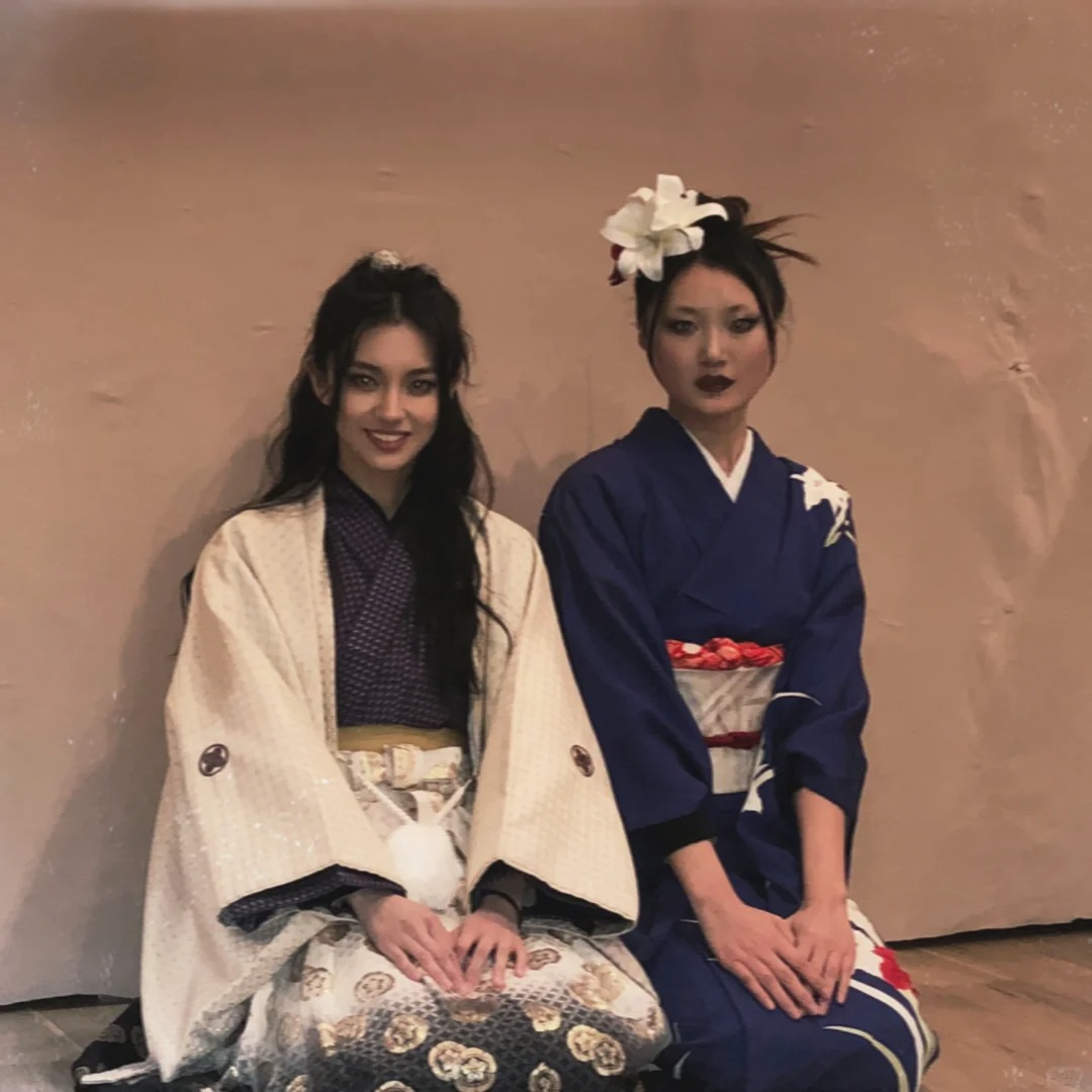 小姐十年没这么笑过了
看得出来这门婚事真的很满意
🎎和这个emoji太像了
