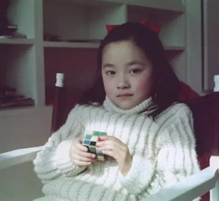 谁曾想，这长相娇小还略带点羞涩的小姑娘儿，日后成为了大家喜爱的名主持人了
五官轮