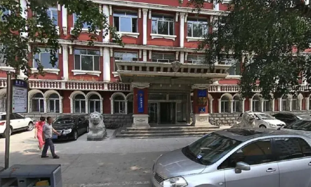 吉林某地税务局办公楼近日突然倒塌，引发社会广泛关注。据悉，这栋办公楼的外观采用西